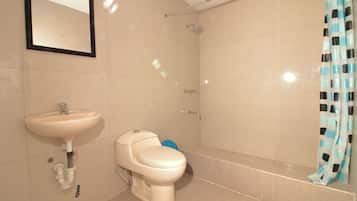 Rainfall showerhead, free toiletries, towels, soap