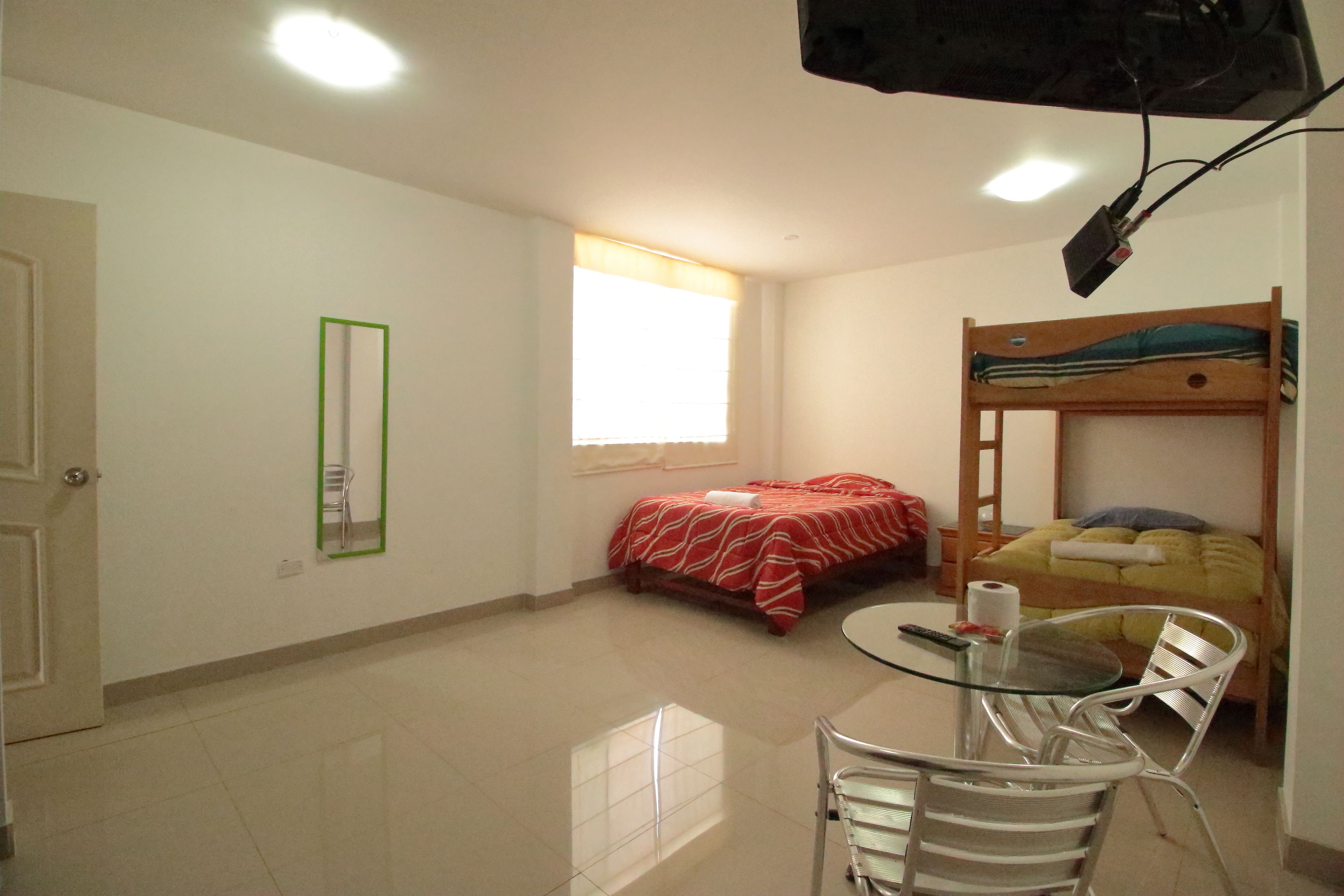 Eenvoudige vierpersoonskamer, 1 slaapkamer, niet-roken, gemeenschappelijke badkamer | 3 slaapkamers, hypoallergeen beddengoed, donsdekens