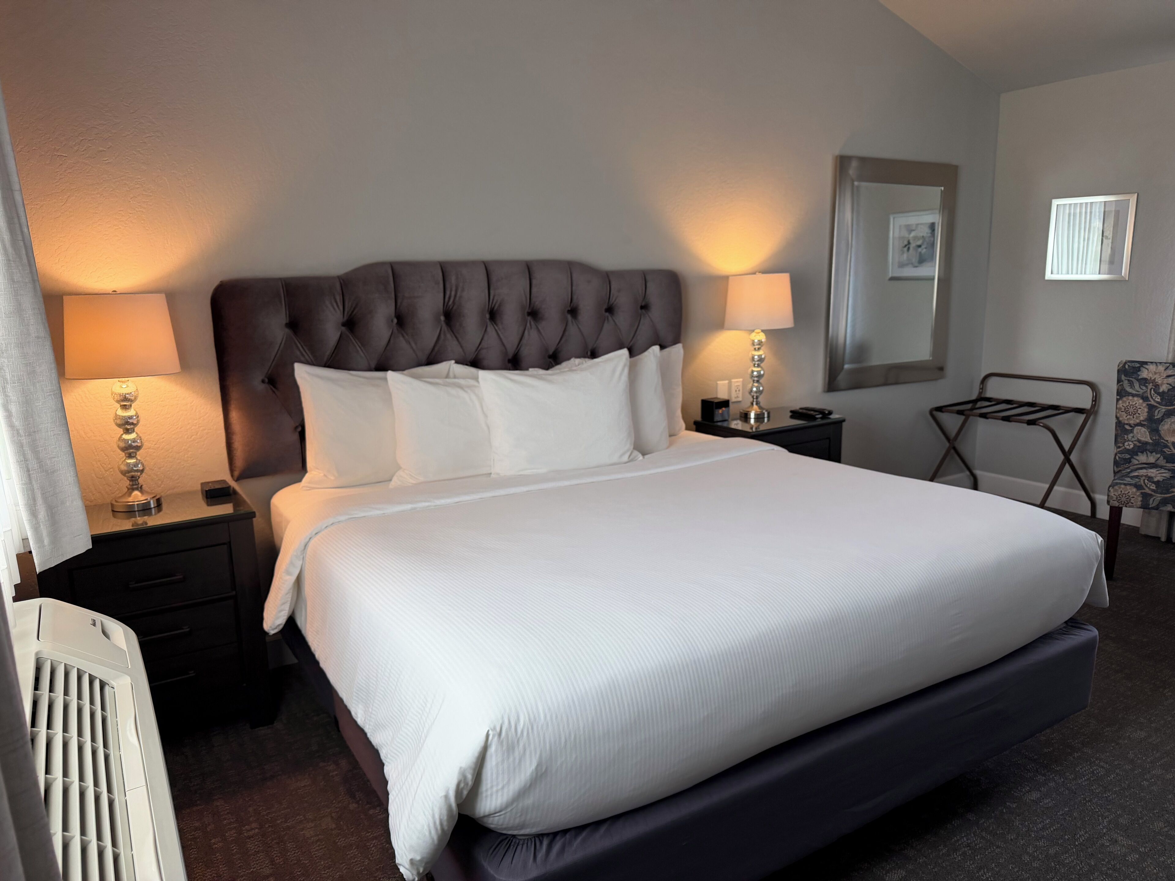 スーペリア スイート キングベッド 1 台 暖炉 ゴルフビュー | 1 室のベッドルーム、高級寝具、ピロートップベッド、客室ごとに異なる装飾