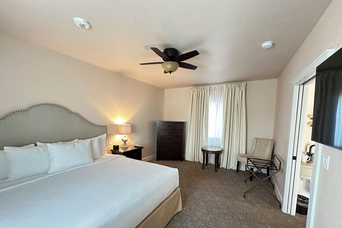 Superior suite, 1 kingsize bed, toegankelijk voor mindervaliden, uitzicht op golfbaan | 1 slaapkamer, luxe beddengoed, pillowtop-bedden, individueel gedecoreerd