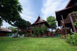 Desk, WiFi (free) - Ruen Khaoyai (Pak Chong)