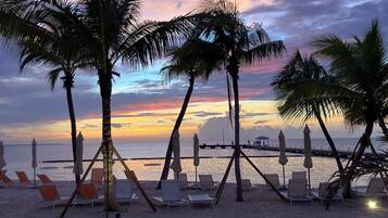 Rannalla, aurinkotuoleja, rantapyyhkeitä