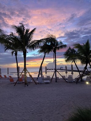 Plage, chaises longues, serviettes de plage