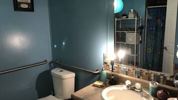 Ensemble douche/baignoire, sĂšche-cheveux, serviettes fournies, savon