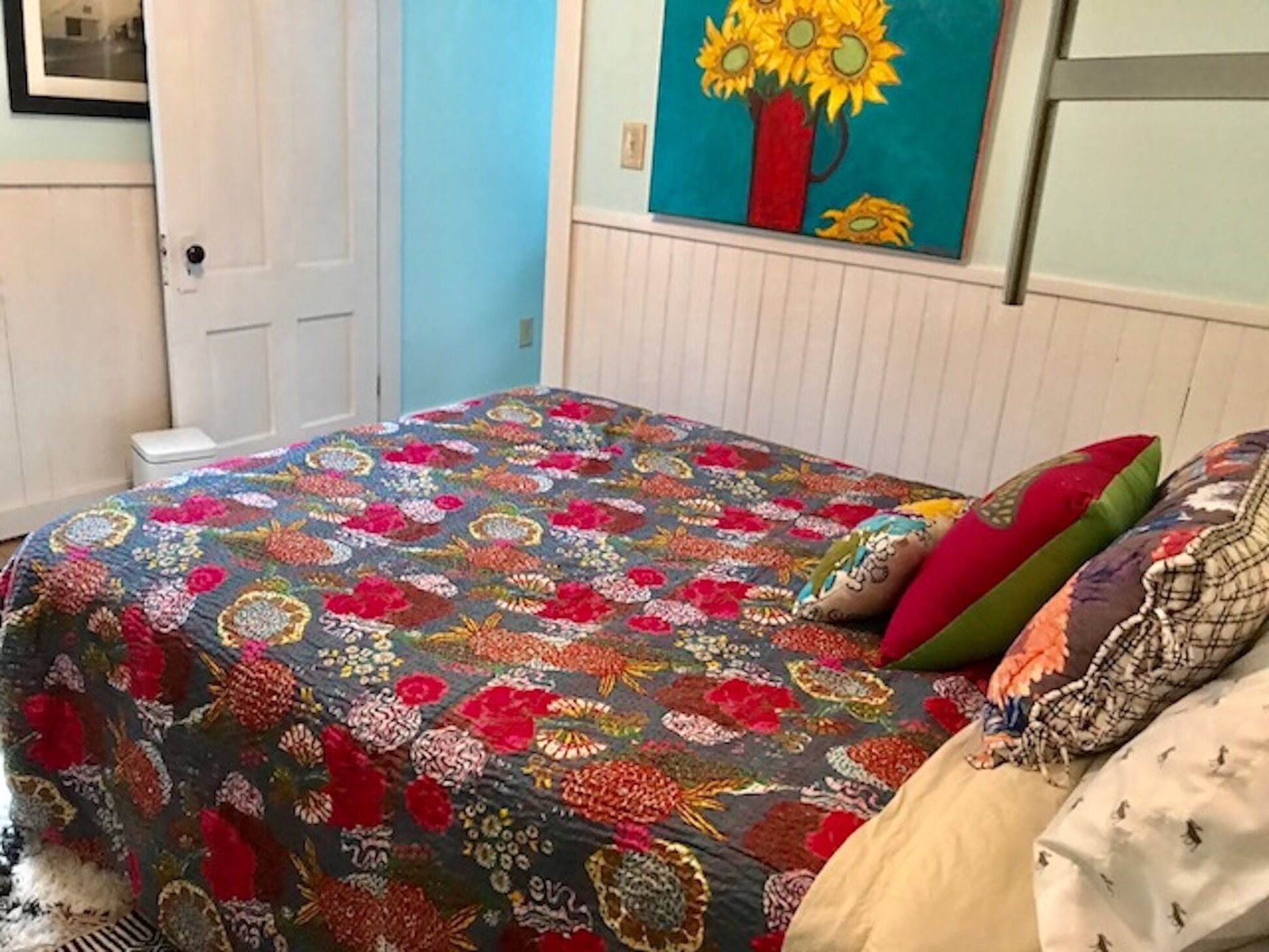 3 bedrooms, desk, WiFi, bed sheets