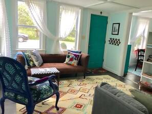 تلفزيون بشاشة مسطحة، ألعاب فيديو، مشغل دي في دي، كُتُب