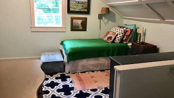 3 bedrooms, desk, WiFi, bed sheets