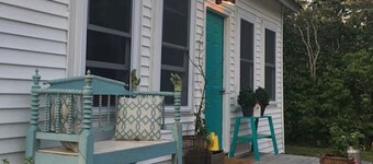 Historic Cottage, Updated, short drive to town. 9 years of great reviews!