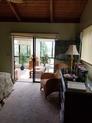 6 chambres, bureau, fer et planche à repasser, lit de bébé portatif