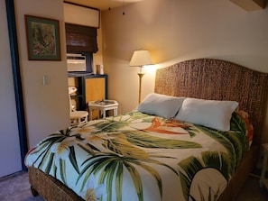 6 bedrooms, desk, iron/ironing board, travel cot