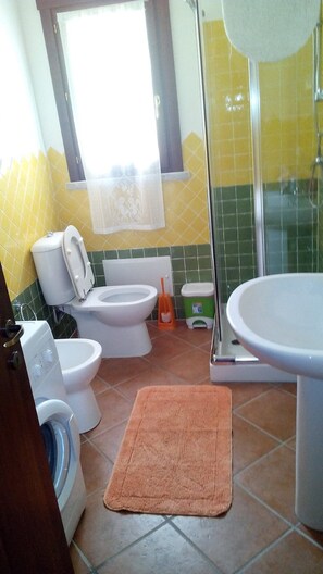 Dusche, Haartrockner, Handtücher