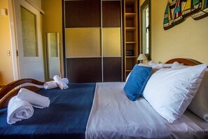 1 chambre, coffre-fort, fer et planche Ă repasser