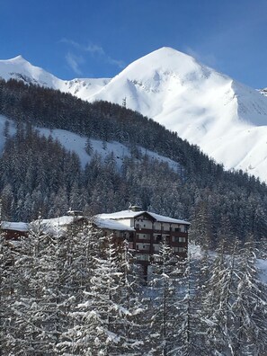 Exterior - Duplex apartment, sleeps 4/5 -- fabulous in ski season, glorious in summer! (Allos)