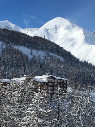 Duplex apartment, sleeps 4/5 -- fabulous in ski season, glorious in summer!