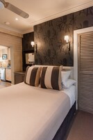 Espacio para trabajar con laptop y tabla de planchar con plancha 