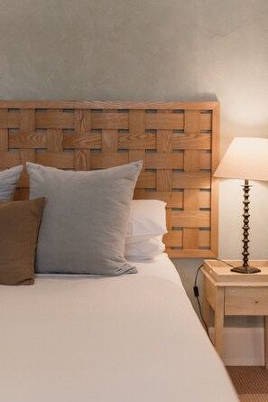 Apartment, 1 Bedroom (Inn One) | Laptop workspace, iron/ironing board, free WiFi, bed sheets - Inn Scone (Scone)