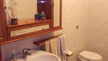 Duschwanne, Haartrockner, Bidet, Handtücher