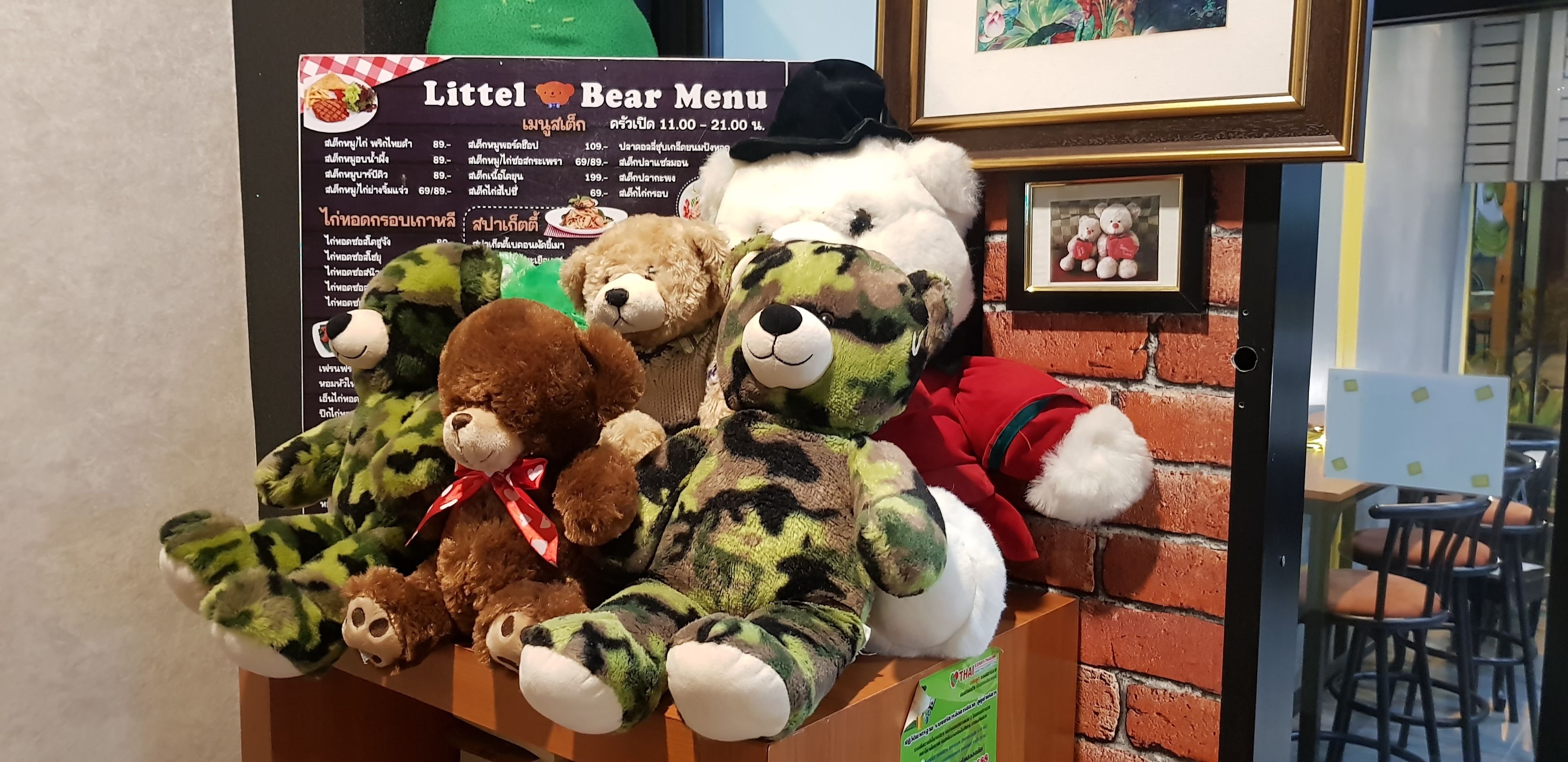 En menu-tavle med titlen 'Littel Bear Menu', der viser forskellige retter.