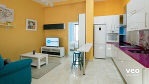 Un appartement moderne comprenant un salon, une cuisine et un coin repas.