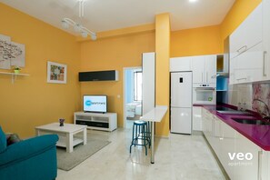 Frigorífico, microondas, horno y placa de cocina