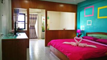 Rom – basic | Safe på rommet, skrivebord og blendingsgardiner