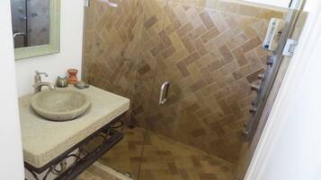Toallas, shampoo, papel de baño
