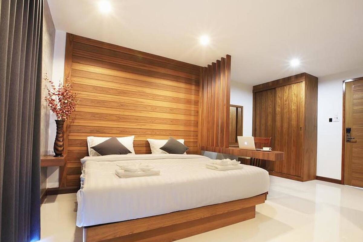 Phòng đôi Tiêu chuẩn | Minibar, bàn, màn/rèm cản sáng, giường gấp/giường phụ (phụ phí) 