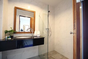 Habitación estándar doble | Baño | Ducha, artículos de higiene personal gratuitos y toallas