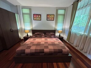 Minibar, escritorio y wifi gratis 