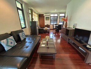 Villa, 1 très grand lit | Coin séjour