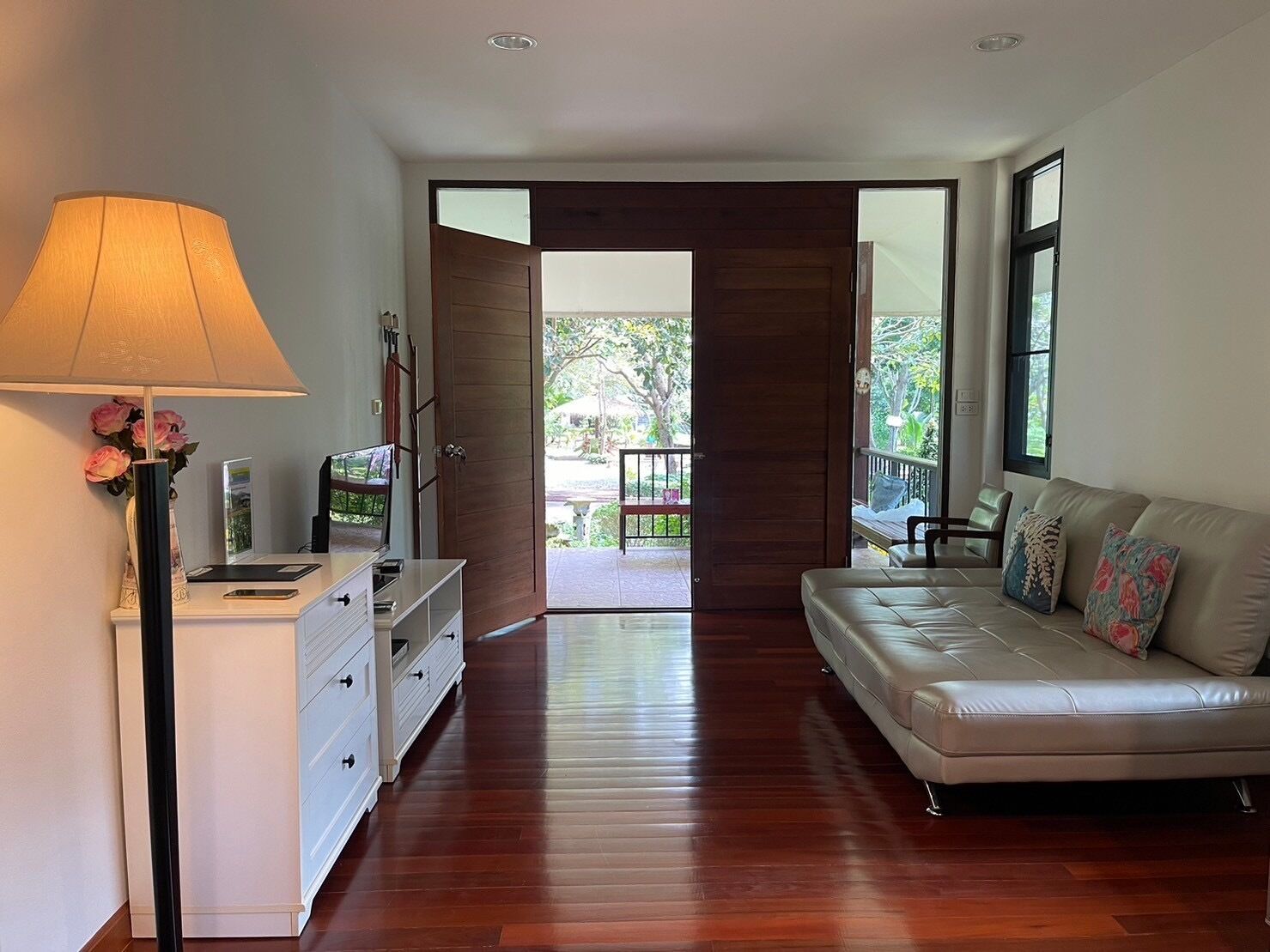 Villa, 1 King Bed | Living area | 32-inch LCD TV with satellite channels, TV