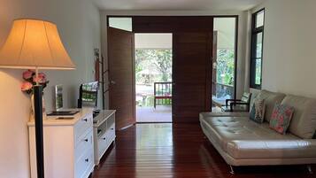 Villa, 1 cama de matrimonio grande | Zona de estar | Televisión LCD de 32 pulgadas con canales por satélite, una televisión