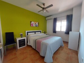 1 slaapkamer, een strijkplank/strijkijzer, beddengoed