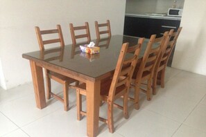 Apartamento luxo, 3 quartos | Opções para refeição no quarto