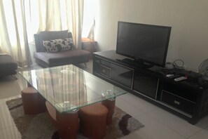 Apartamento superior, 2 quartos | Sala de estar | TV