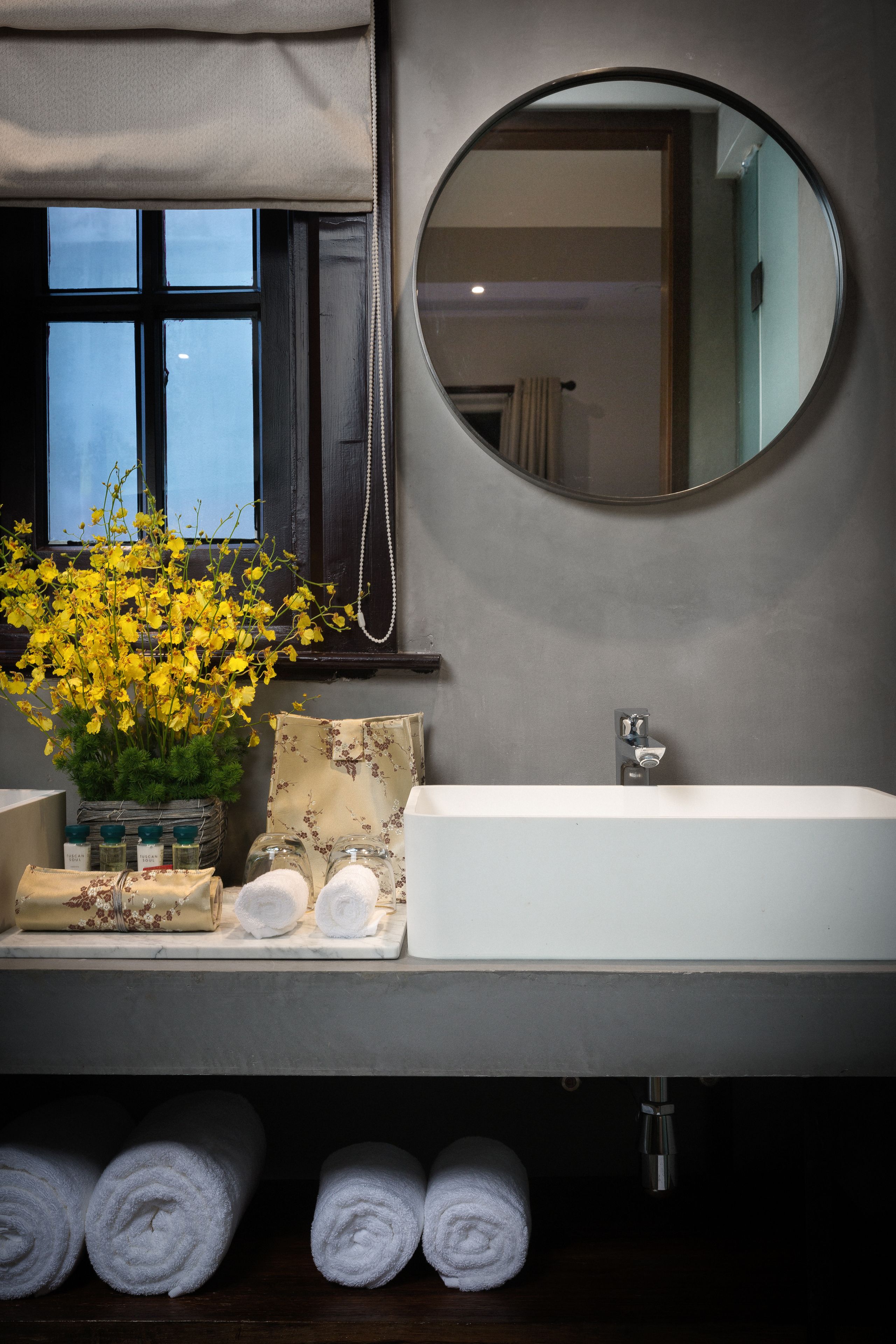 comfort suite | bathroom | combined shower/bathtub, rainfall showerhead, designer toiletries