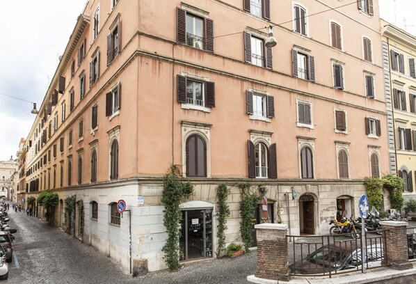 Front of property - Holiday Home 'suite Sarandrea' in Rome Vatican Saint Peter Area (Rome)
