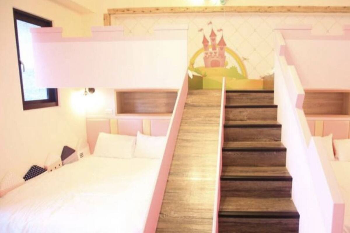Habitación familiar, tina | Cortinas blackout, insonorización, wifi gratis y ropa de cama