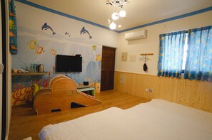Habitación cuádruple económica | Cortinas blackout, insonorización, wifi gratis y ropa de cama