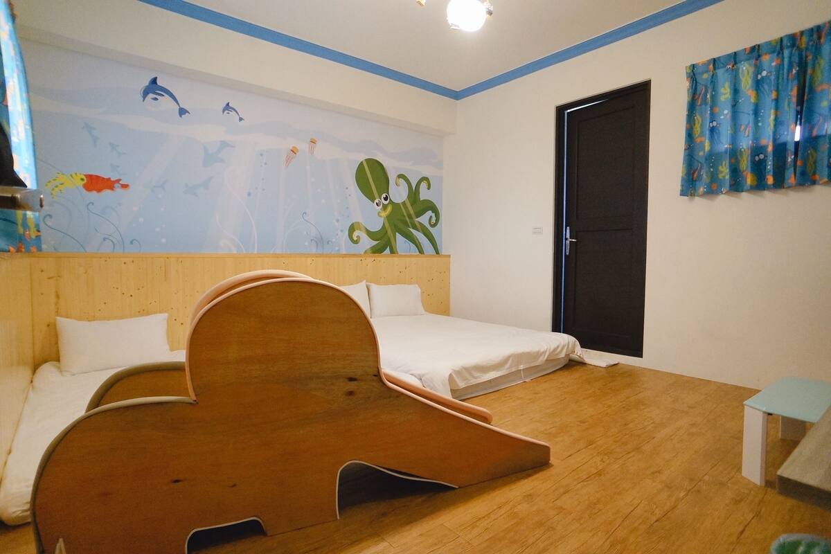 Habitación cuádruple económica | Cortinas blackout, insonorización, wifi gratis y ropa de cama