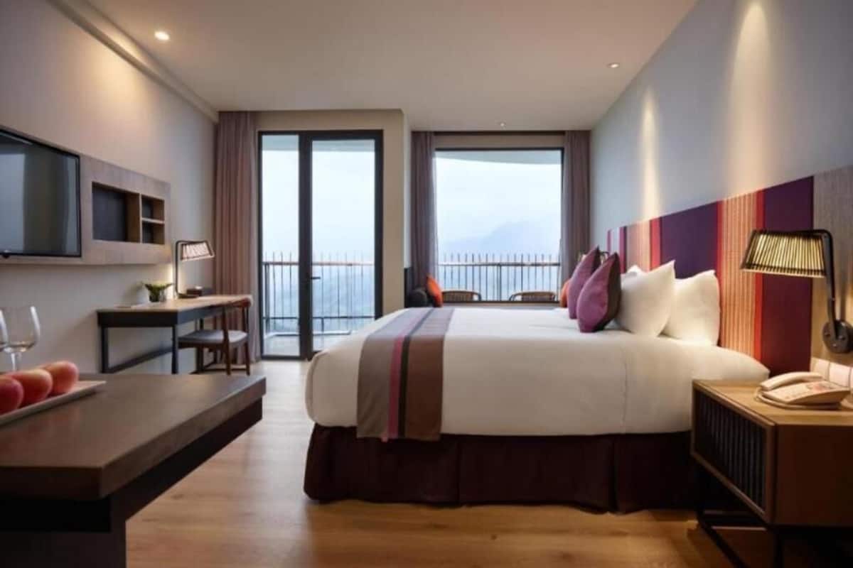 Minibar, caja de seguridad en la habitación y escritorio