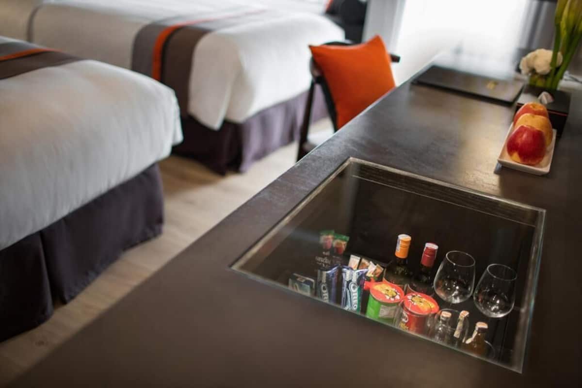 Minibar, caja de seguridad en la habitación y escritorio