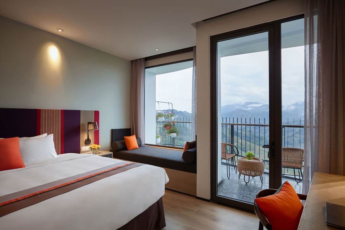 Minibar, caja de seguridad en la habitación y escritorio