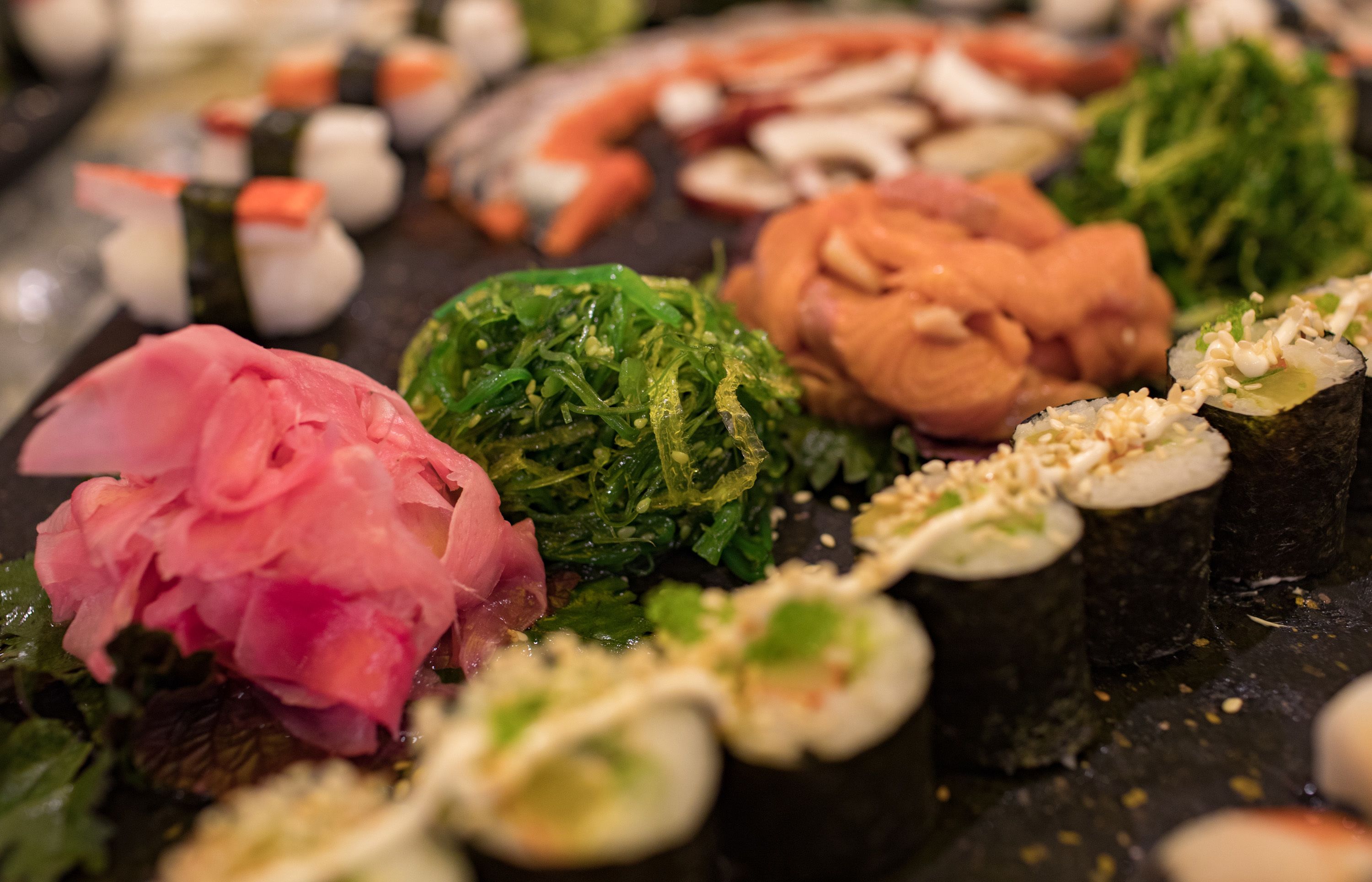 Diverse sushi gerechten op een tafel.