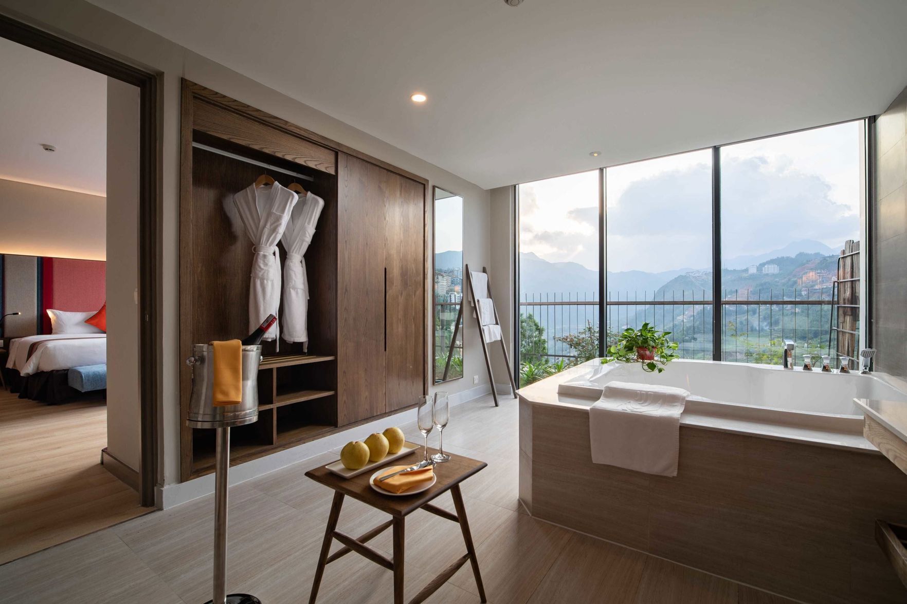 Minibar, caja de seguridad en la habitación y escritorio 