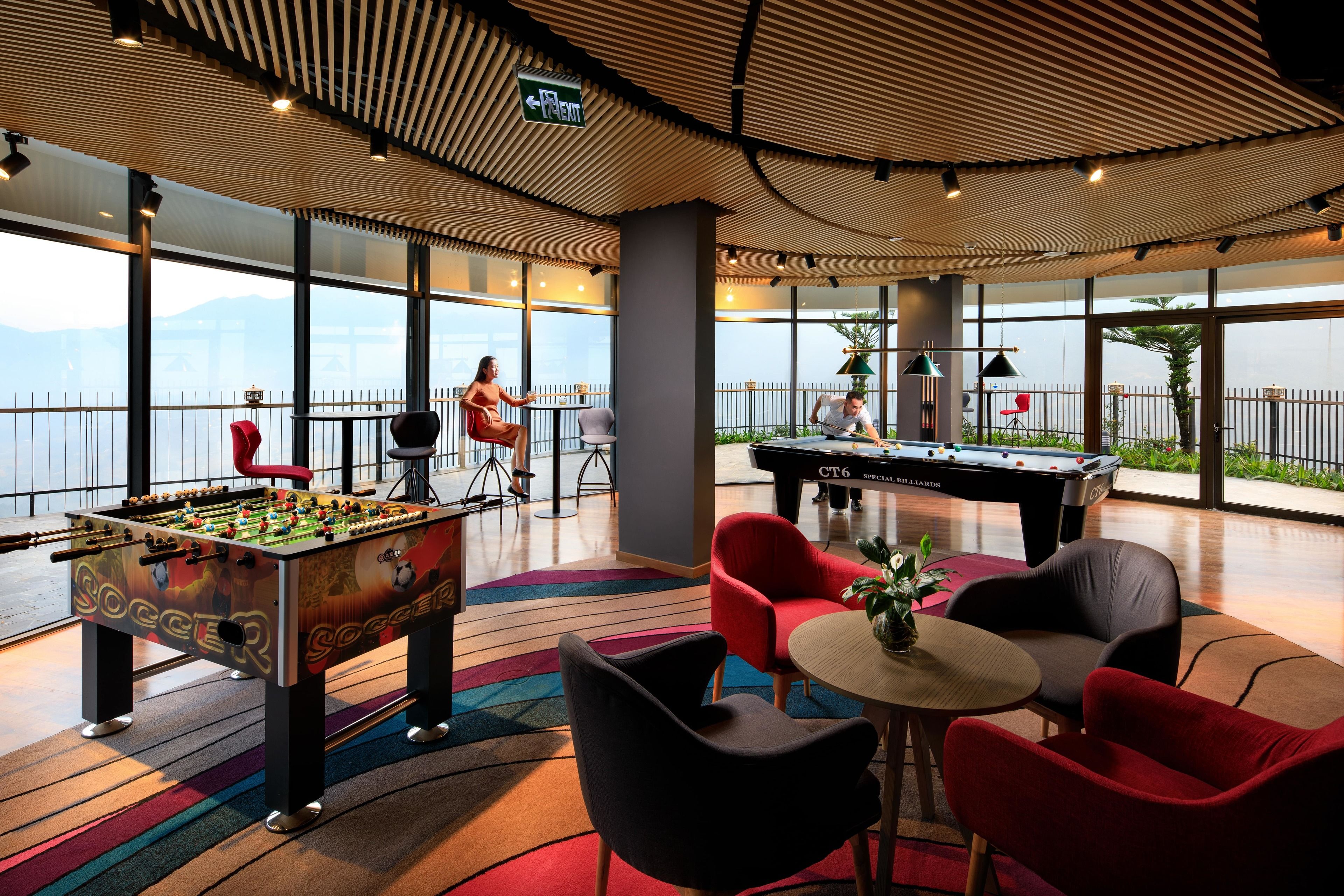 2 bars/lounges, karaoke bar, cocktail bar