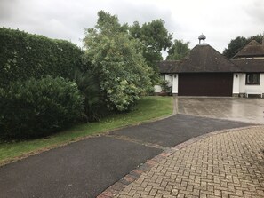 Property grounds - Goodwood House With Indoor Pool and Hot Tub (Boxgrove)