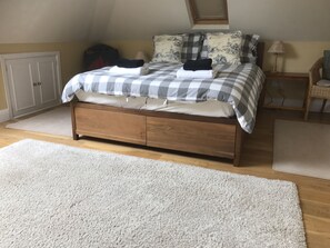 6 bedrooms, iron/ironing board, Internet, bed sheets - Goodwood House With Indoor Pool and Hot Tub (Boxgrove)