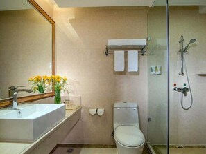 淋浴設備、免費盥洗用品、吹風機、拖鞋