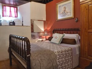 1 habitación, caja de seguridad en la habitación y escritorio